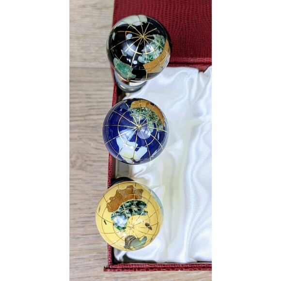 Gemstone World Globe Wine Bottle Stoppers Set 3 Heavy Gold Blue New In Box Gift - Picture 5 of 12